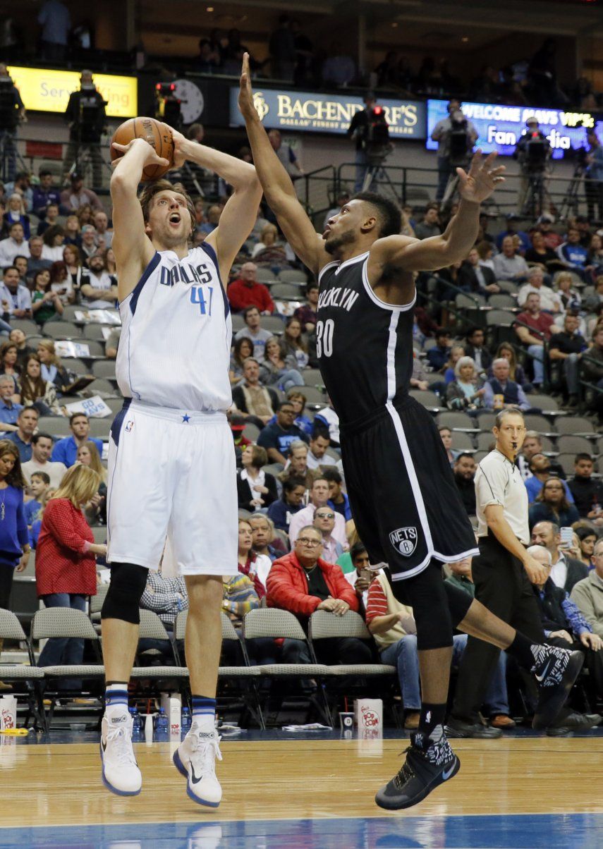 Mavs derrotan a Nets, con doble doble de Parsons