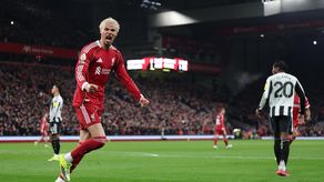 El Liverpool le remontó al Newcastle con doblete de Hugo Ekitike