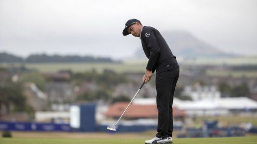Golf: Rickie Fowler entre punteros del Abierto de Escocia