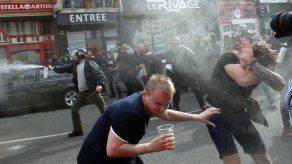 Policía rocía con gas lacrimógeno a ingleses en Lille