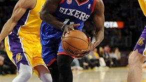 Holiday guí­a a 76ers sobre Lakers