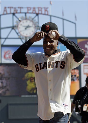 Bonds participa en ceremonia previa a juego de los Gigantes