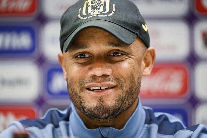 Jogador-técnico, Kompany é apresentado no Anderlecht e diz: “Ainda