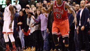 Butler rompe récord de Jordan y Bulls superan a Raptors