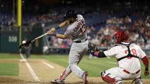 Carpenter lidera a Cardenales en triunfo sobre Filis por 7-6