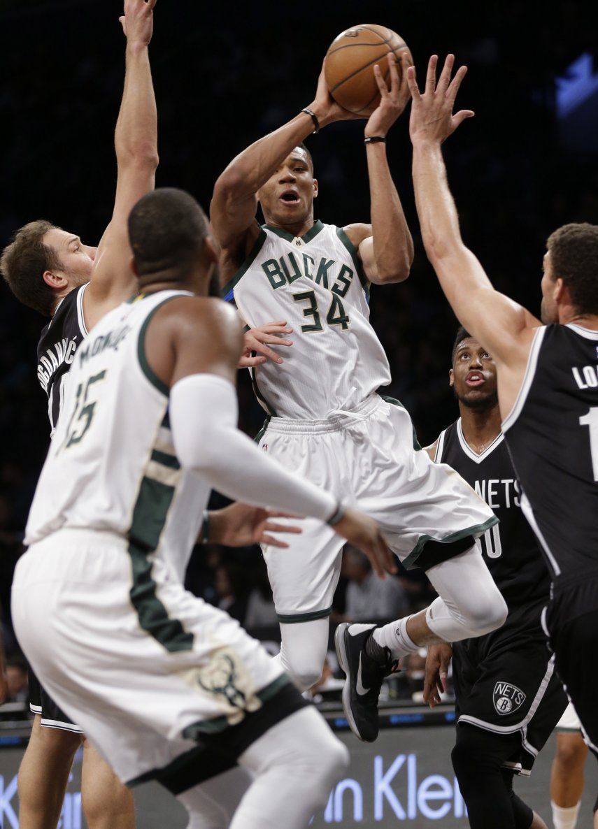 Bucks ganan con otro triple doble de Antetokounmpo