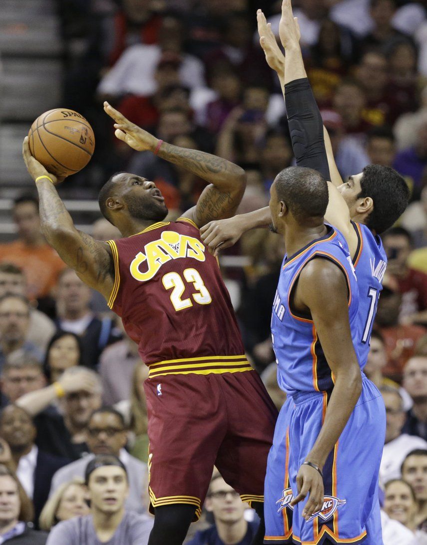 LeBron se cae sobre esposa de golfista en triunfo de Cavs