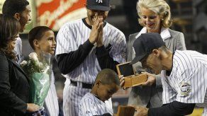 Yanquis entregan reconocimientos a Rivera y Jeter