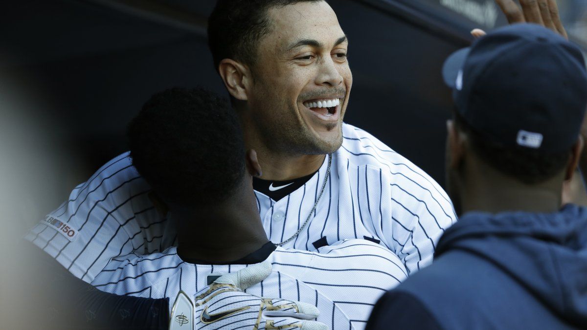 Stanton jonronea, Yankees derrotan 7-2 a Azulejos