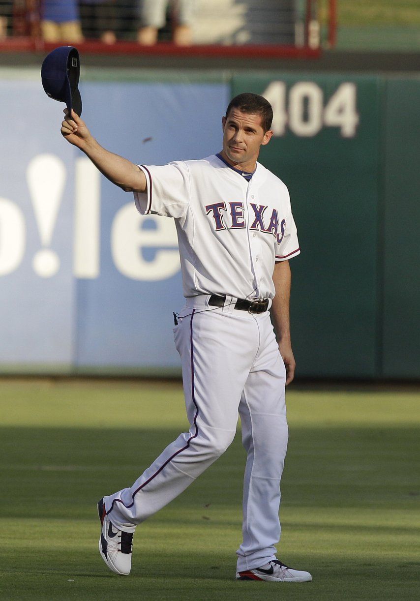 Michael Young anuncia retiro tras 13 temporadas