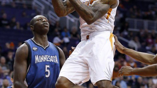 Knight anota 25, Suns doblegan a Timberwolves