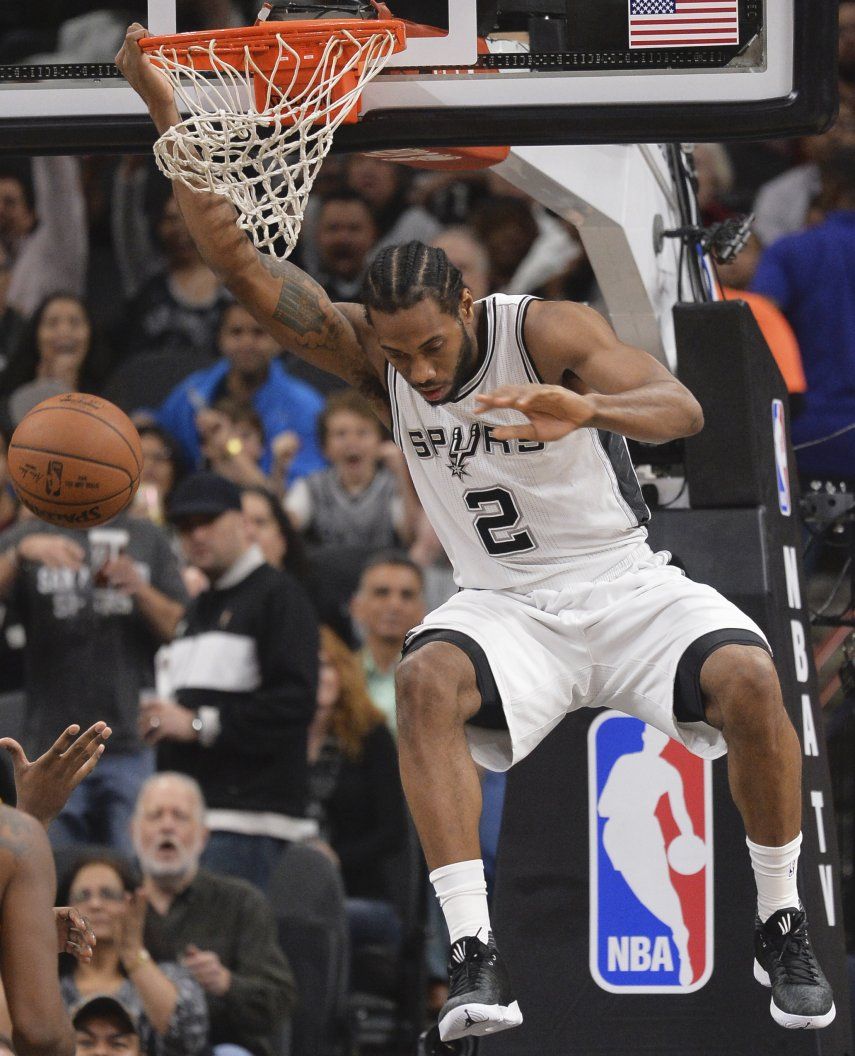 Spurs vencen a Cavs; hilan 32 triunfos en casa
