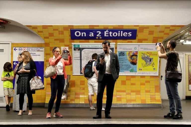 El metro de París celebra la victoria de Francia en el Mundial