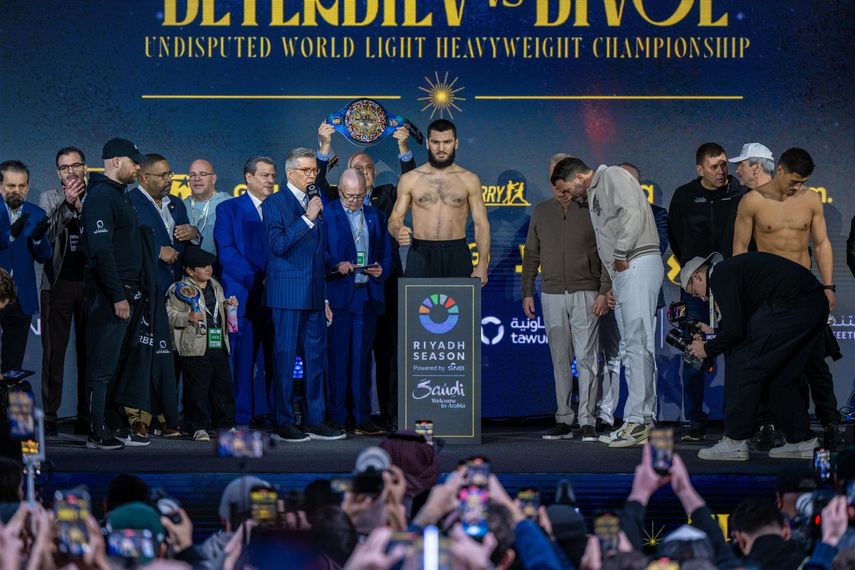 Roberto Durán dijo presente en el pesaje Beterbiev-Bivol II