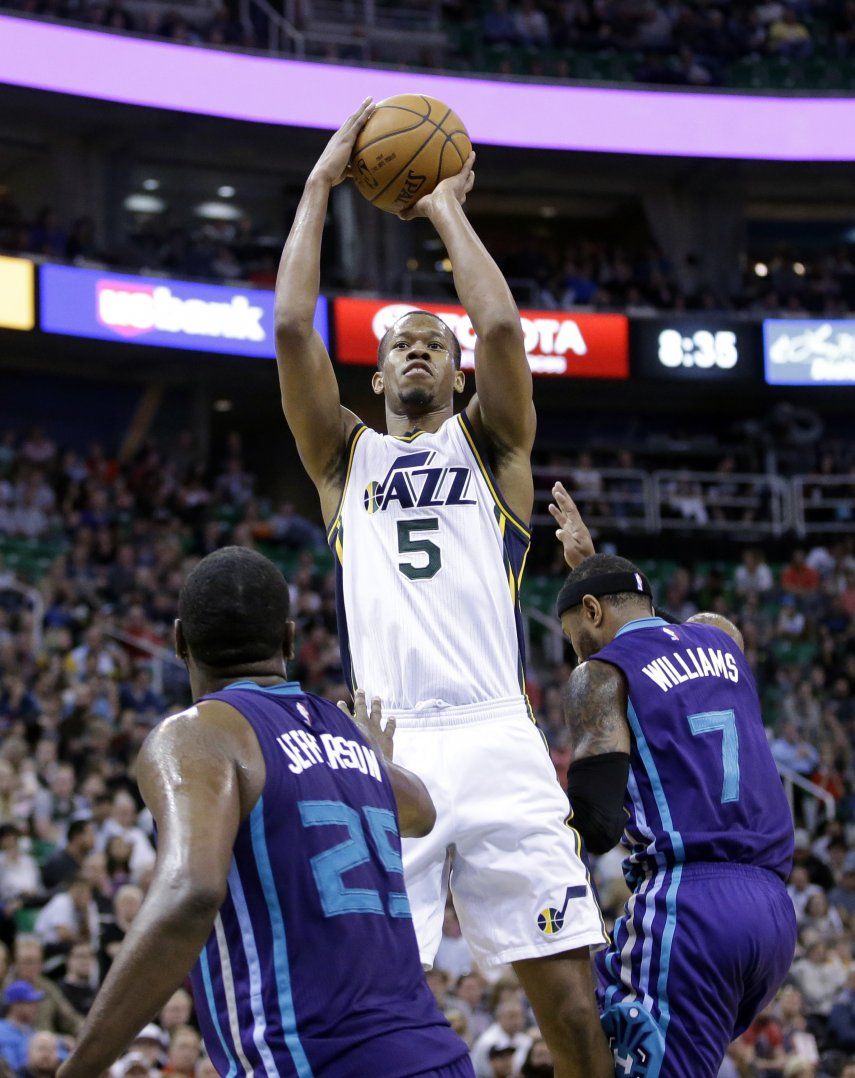 Jazz apabulla a Hornets con andanada de triples