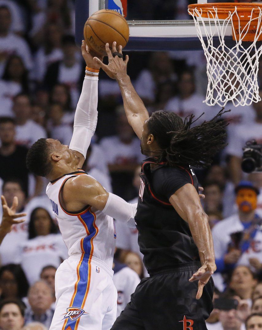Thunder gana a Rockets 115-113 con triple doble de Westbrook