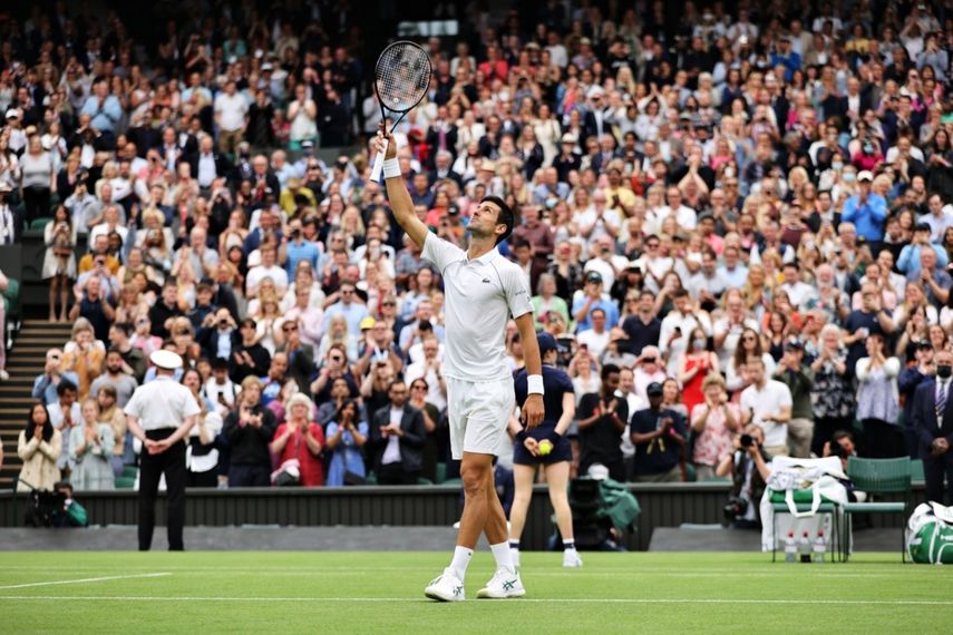 Novak Djokovic avanza a la tercera ronda de Wimbledon