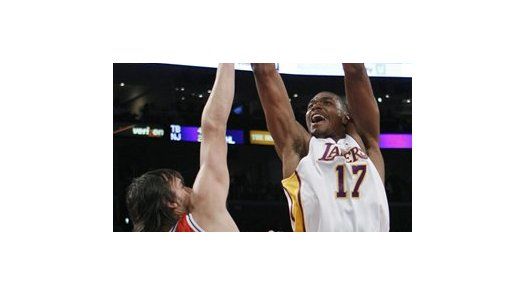 NBA: Lakers 95, Bucks 77; Bynum atrapa 18 rebotes