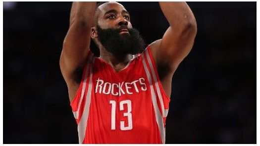 Líder anotador Harden suspendido por patear en la ingle a LeBron James
