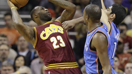 LeBron se estrella contra fanática al costado de la cancha