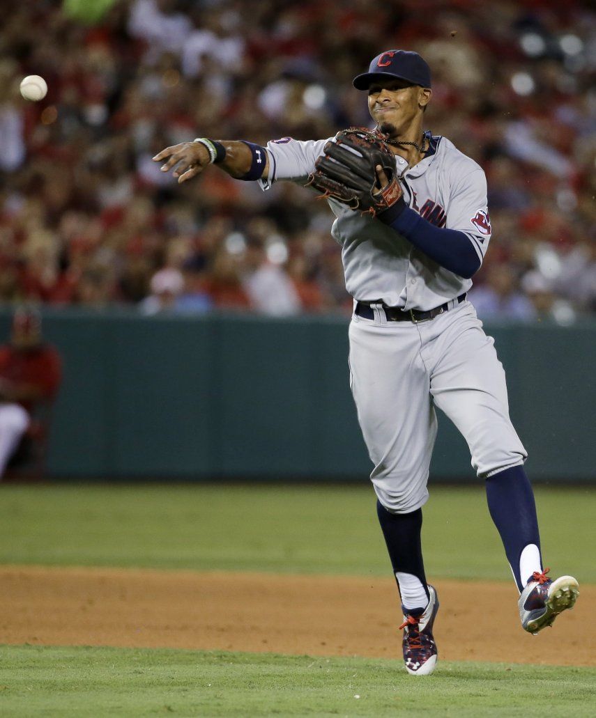 Indios ganan a Angelinos con jonrón de Urshela en 12mo