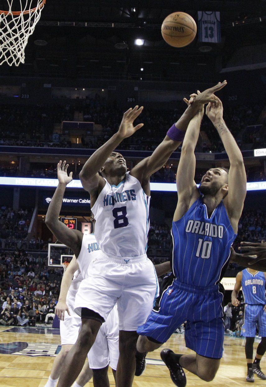 Magic remonta desventaja y vence a Hornets