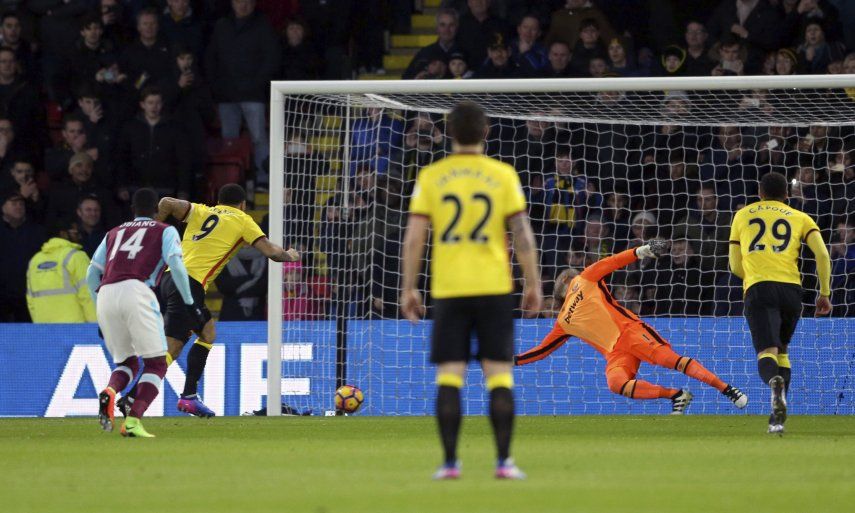 Mauro Zárate es sacado en camilla tras lesión con Watford