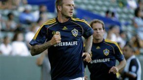 Hinchas no perdonan y abuchean a Beckham a su regreso a casa