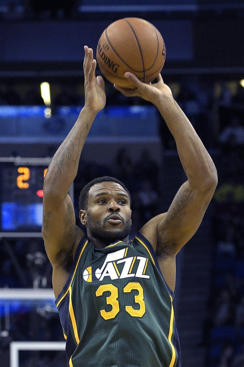 Favors y Hayward dan al Jazz victoria ante Magic