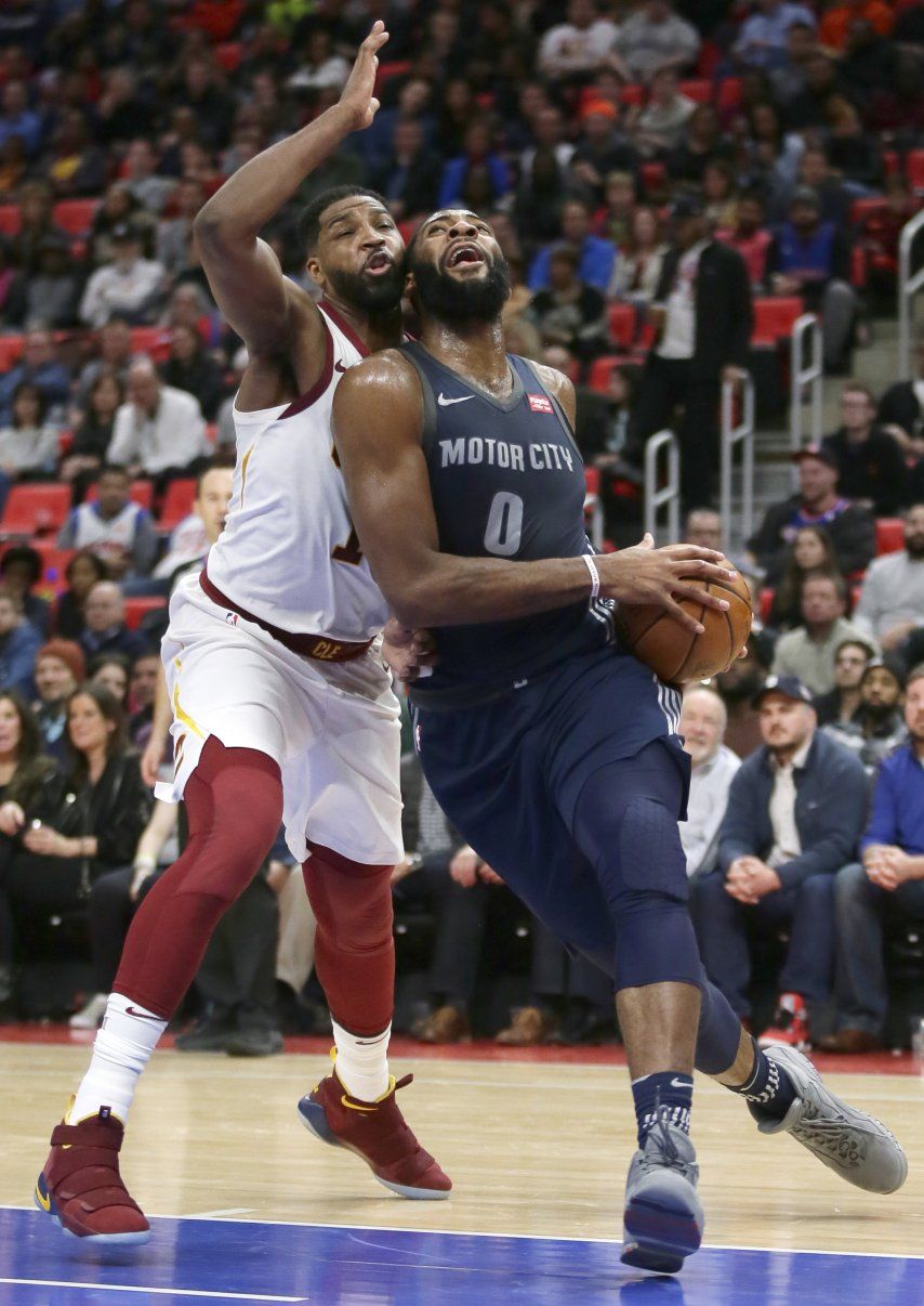 Love se fractura la mano en derrota de Cavaliers en Detroit