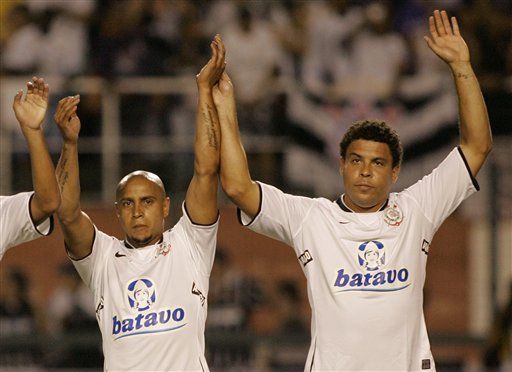 El Corinthians gana en el debut de Roberto Carlos
