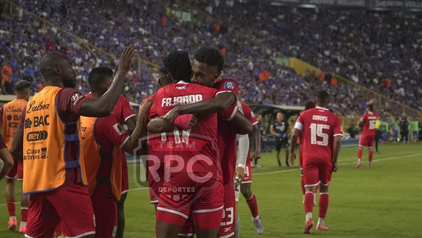 José Fajardo rompió las redes en el Estadio Cuscatlán