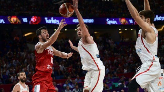 España gana a Turquía 73-56 y clasifica a cuartos del Eurobasket