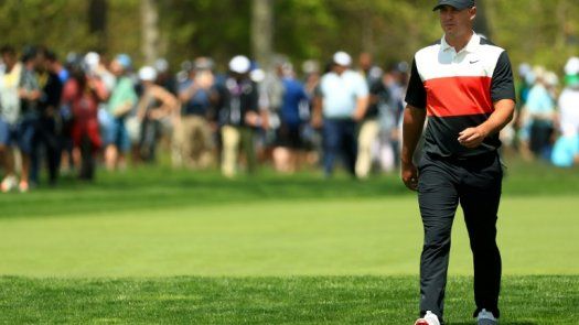 Koepka arranca en punta el PGA Championship,  Woods se hunde