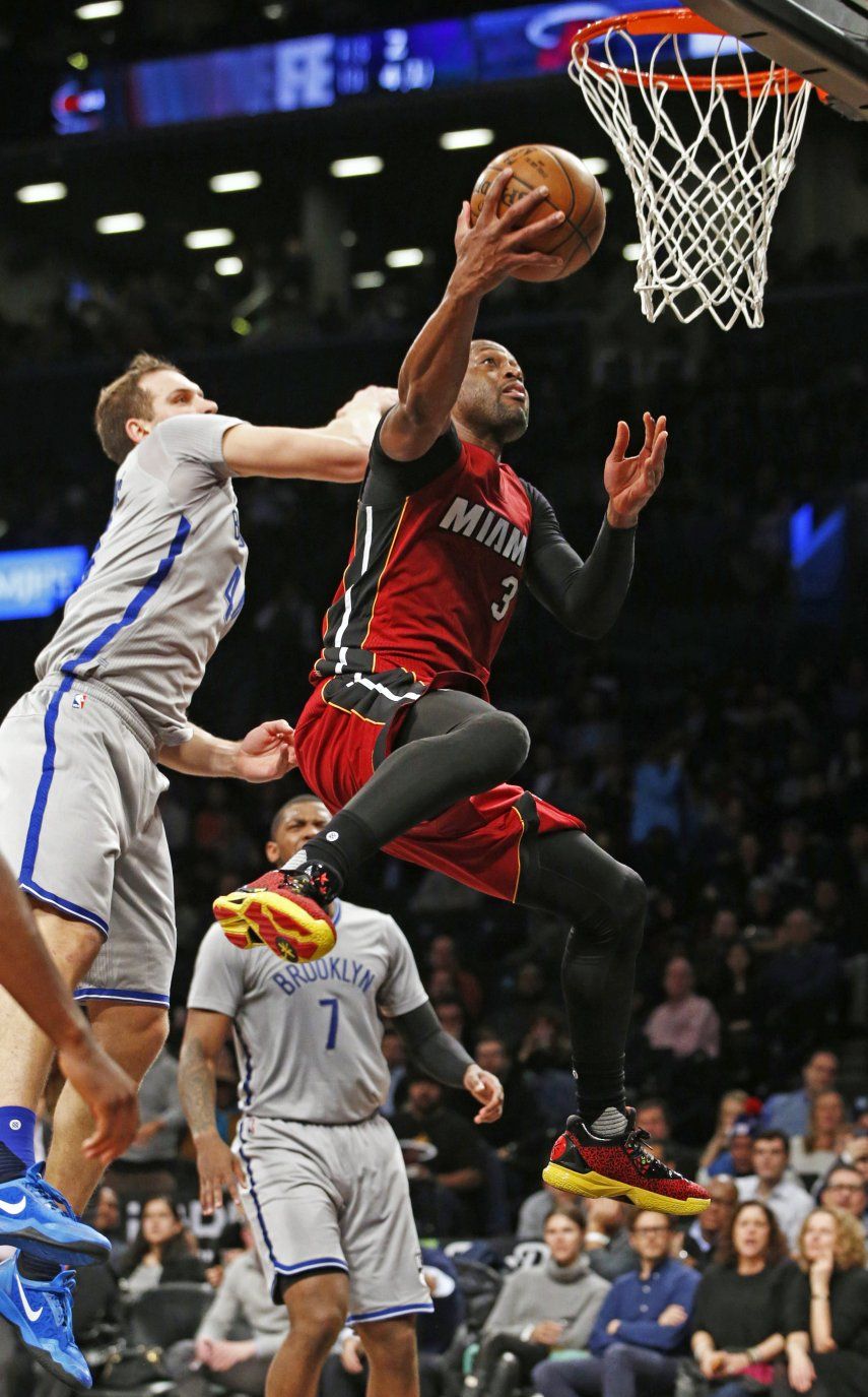 Wade y Bosh anotan 27 puntos cada uno; Heat vence a Nets