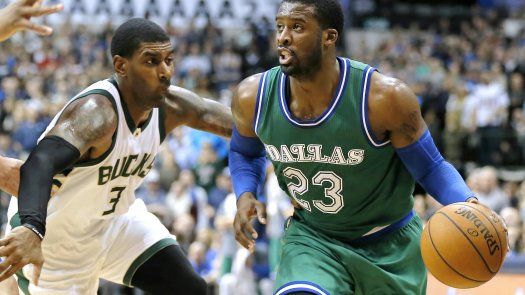 Triple de Matthews al final ayuda a victoria de Mavericks