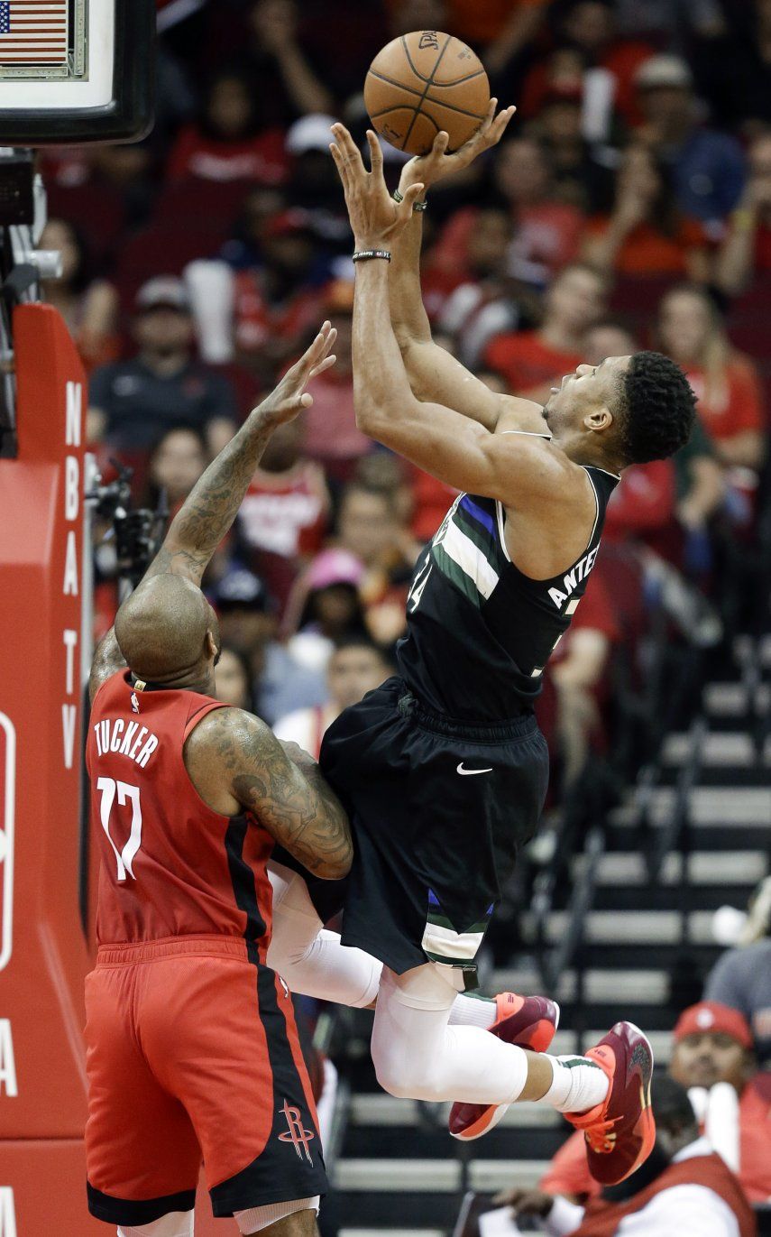 Bucks vence 117-111 a Rockets en debut de Westbrook