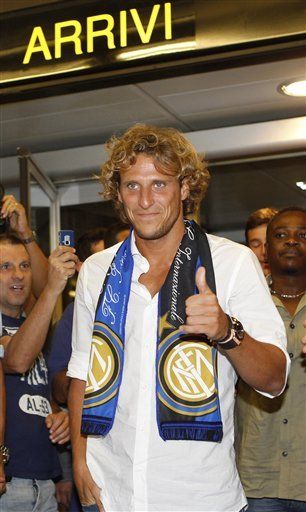 Milito le da la bienvenida a Forlán