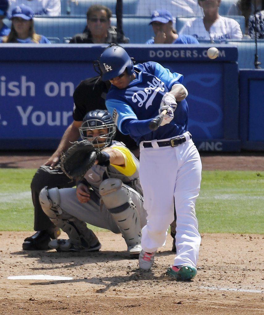 Machado batea jonrón; Dodgers barren a Padres