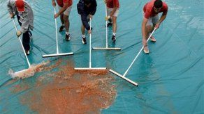 Lluvia obliga a posponer partidos en Abierto de Francia