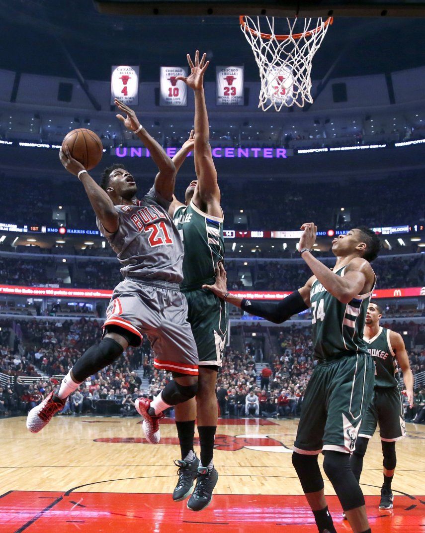 Butler anota 32 y Bulls doblegan a Bucks