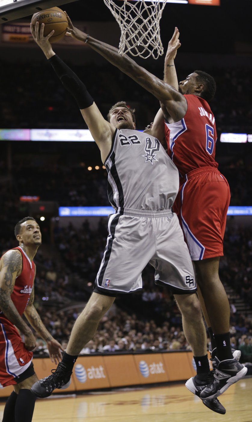 Splitter anota 22 puntos en victoria de Spurs