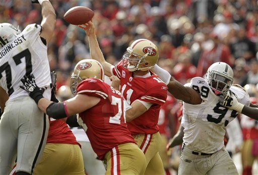 NFL: 49ers 17, Raiders 9; Smith pone dos touchdowns por aire