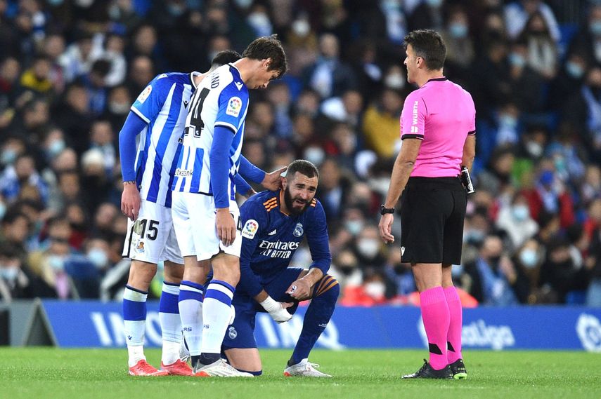Alarmas en Madrid. Karim Benzema salió lesionado del partido