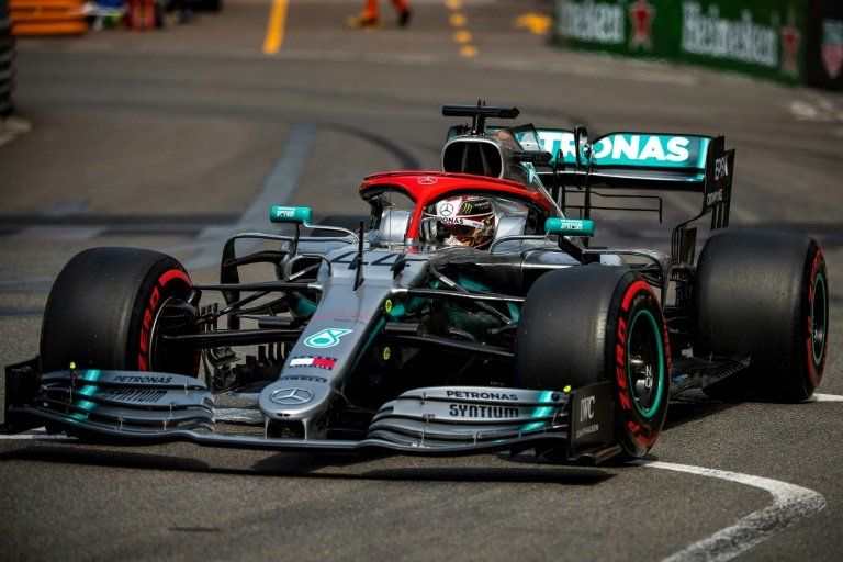 Hamilton consigue la pole en Mónaco, con los dos Mercedes en primera línea