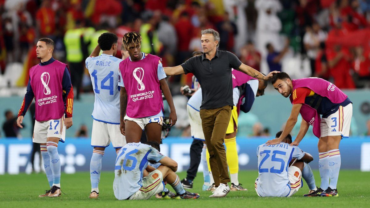 El técnico de España Luis Enrique consuela a sus juugadores luego de la eliminación ante Marruecos.