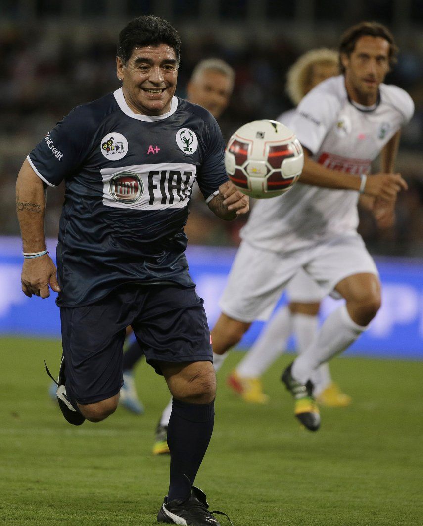 Maradona viaja a Argentina por salud de su padre