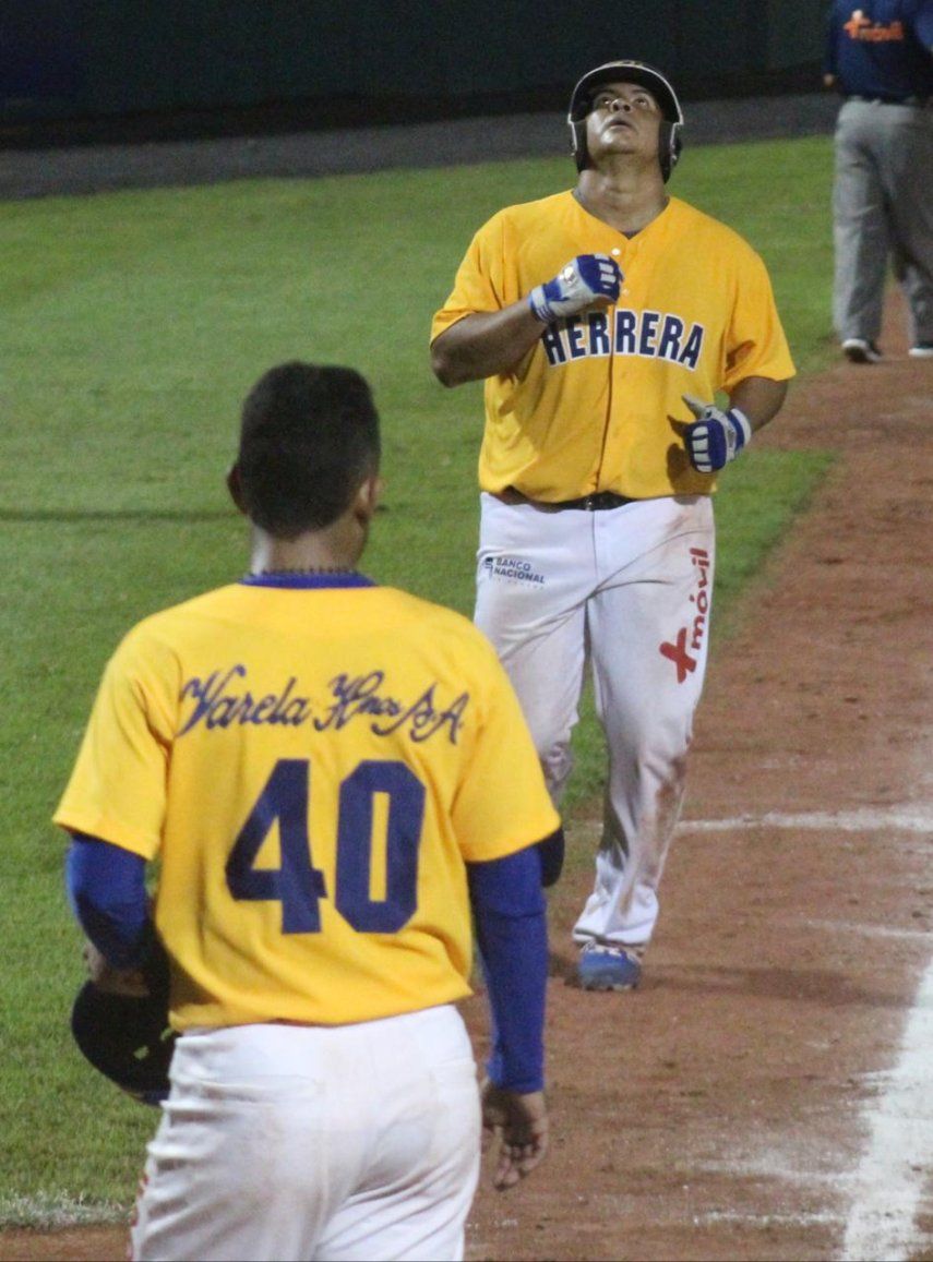 Los Santos sigue invicto y Herrera gana con tres HR de Adolfo Reina