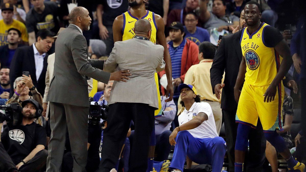 Durant vuelve pero es expulsado; Bucks aplastan a Warriors