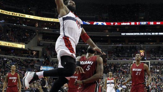 Wizards contienen arremetida del Heat para reñido triunfo